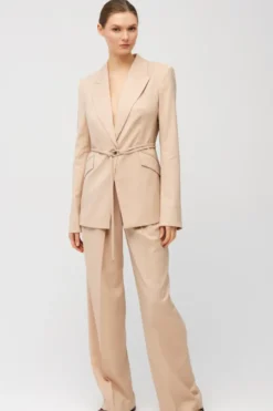 Żakiet w pudrowym różu z wełny dziewiczej