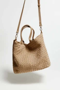 Beżowa torba shopper z plecionej skóry