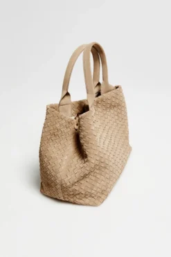 Beżowa torba shopper z plecionej skóry