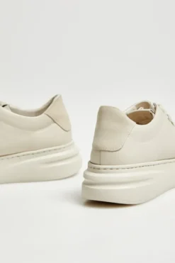 Beżowe sneakersy skórzane na platformie