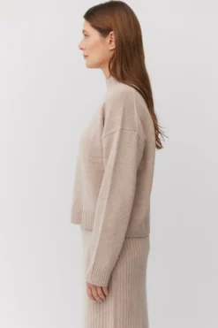 Beżowy sweter półgolf z wełny merynosowej