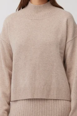 Beżowy sweter półgolf z wełny merynosowej
