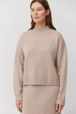 Beżowy sweter półgolf z wełny merynosowej