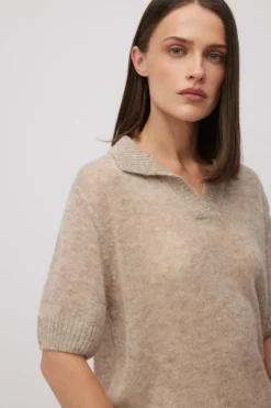 Beżowy sweter z kołnierzykiem polo z baby suri alpaką