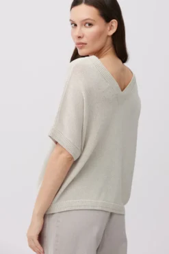 Beżowy sweter z lnem i lyocellem dekolt w szpic