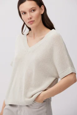 Beżowy sweter z lnem i lyocellem dekolt w szpic