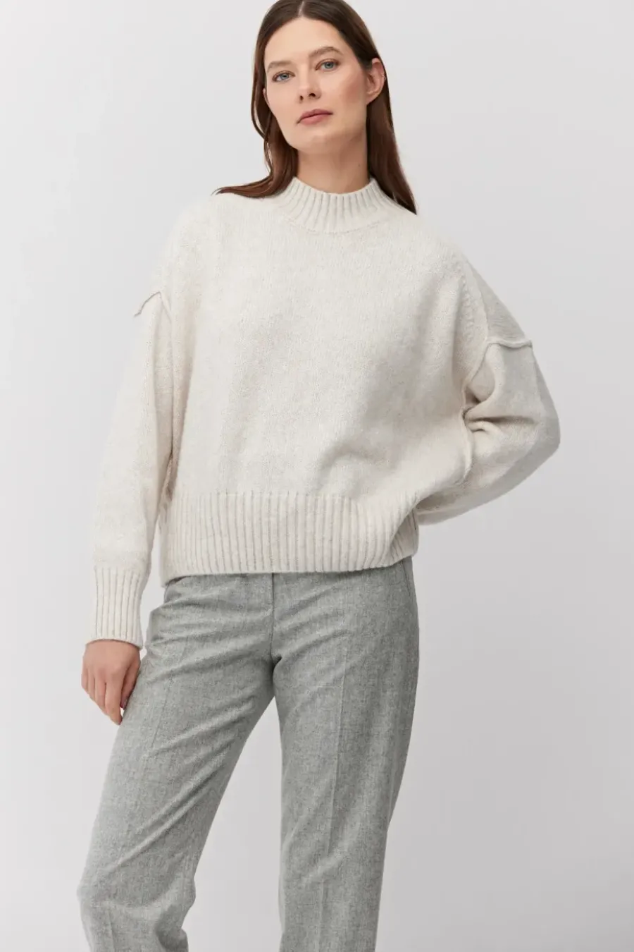 Beżowy sweter z wełną merynosową i bawełną
