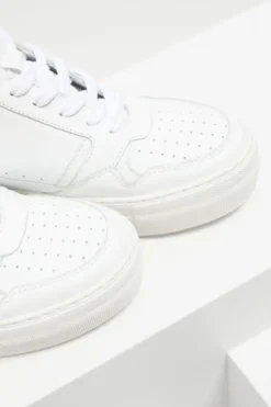 Białe skórzane buty sportowe na koturnie