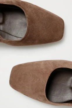 Brązowe buty slingback z zamszowej skóry