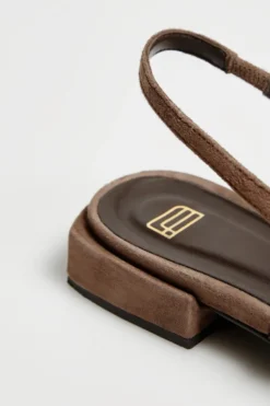Brązowe buty slingback z zamszowej skóry