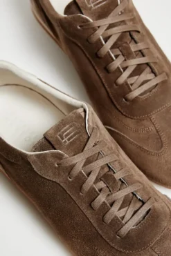 Brązowe retro sneakersy ze skóry zamszowej