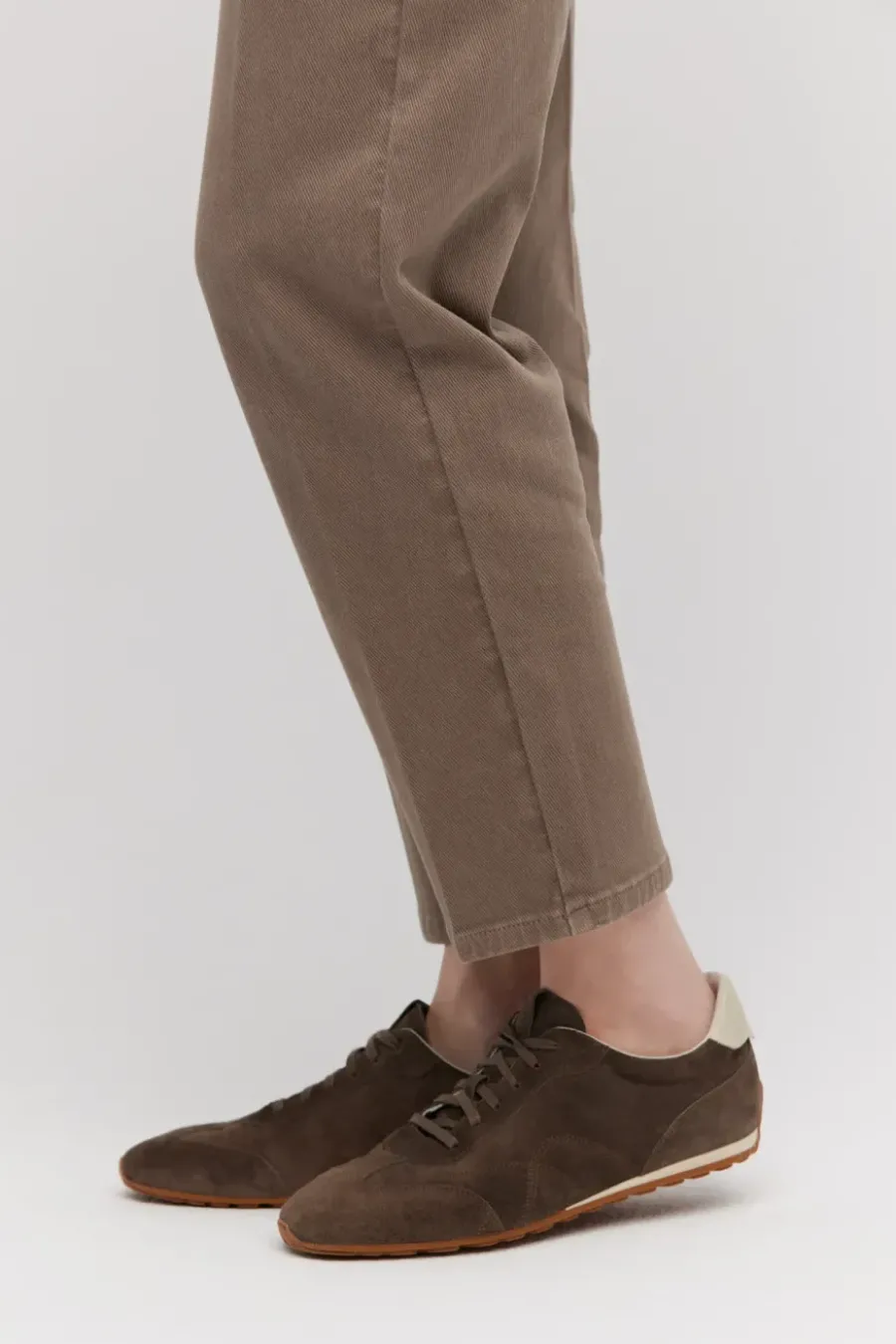 Brązowe retro sneakersy ze skóry zamszowej