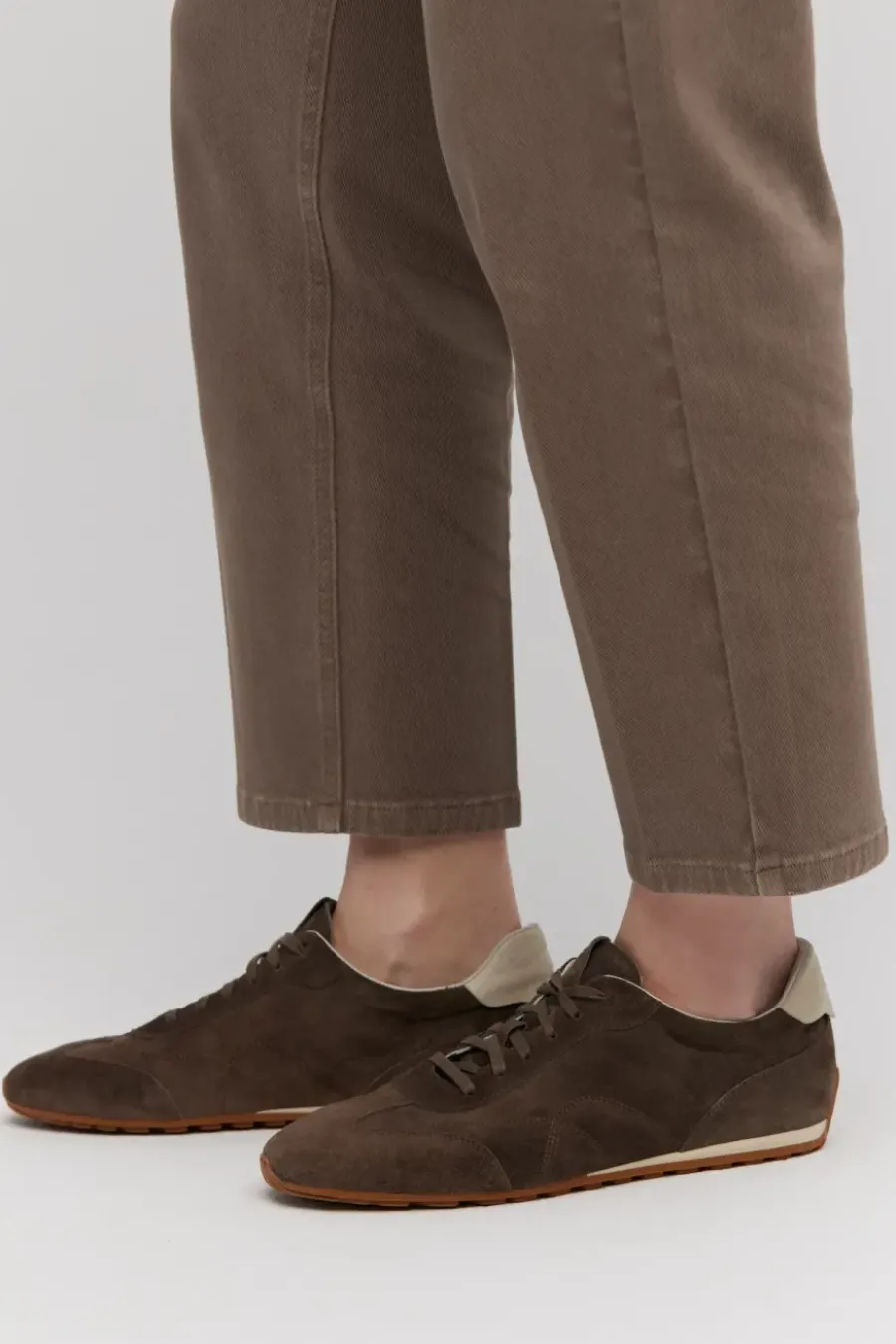Brązowe retro sneakersy ze skóry zamszowej