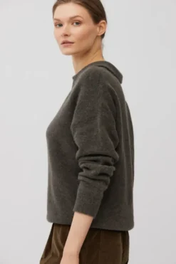 Brązowy sweter polo z wełną alpaki