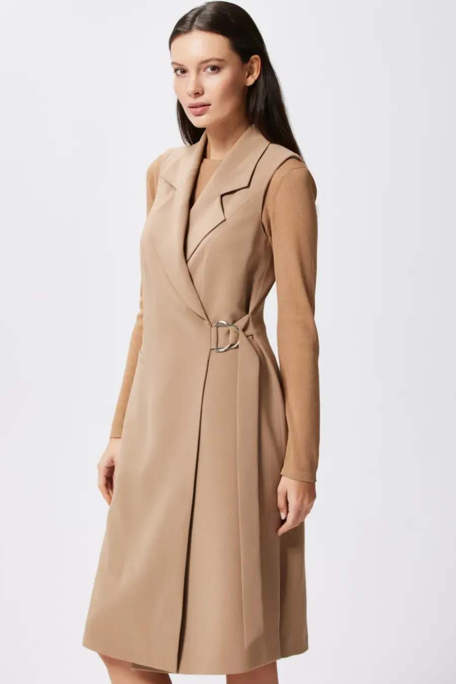 Camelowa sukienka szmizjerka zapinana na klamrę
