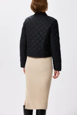 Czarna krótka kurtka z puchem naturalnym
