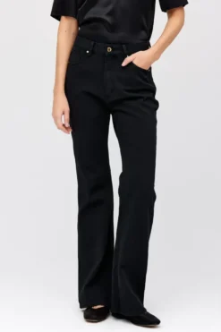 Czarne jeansy bootcut z wysokim stanem