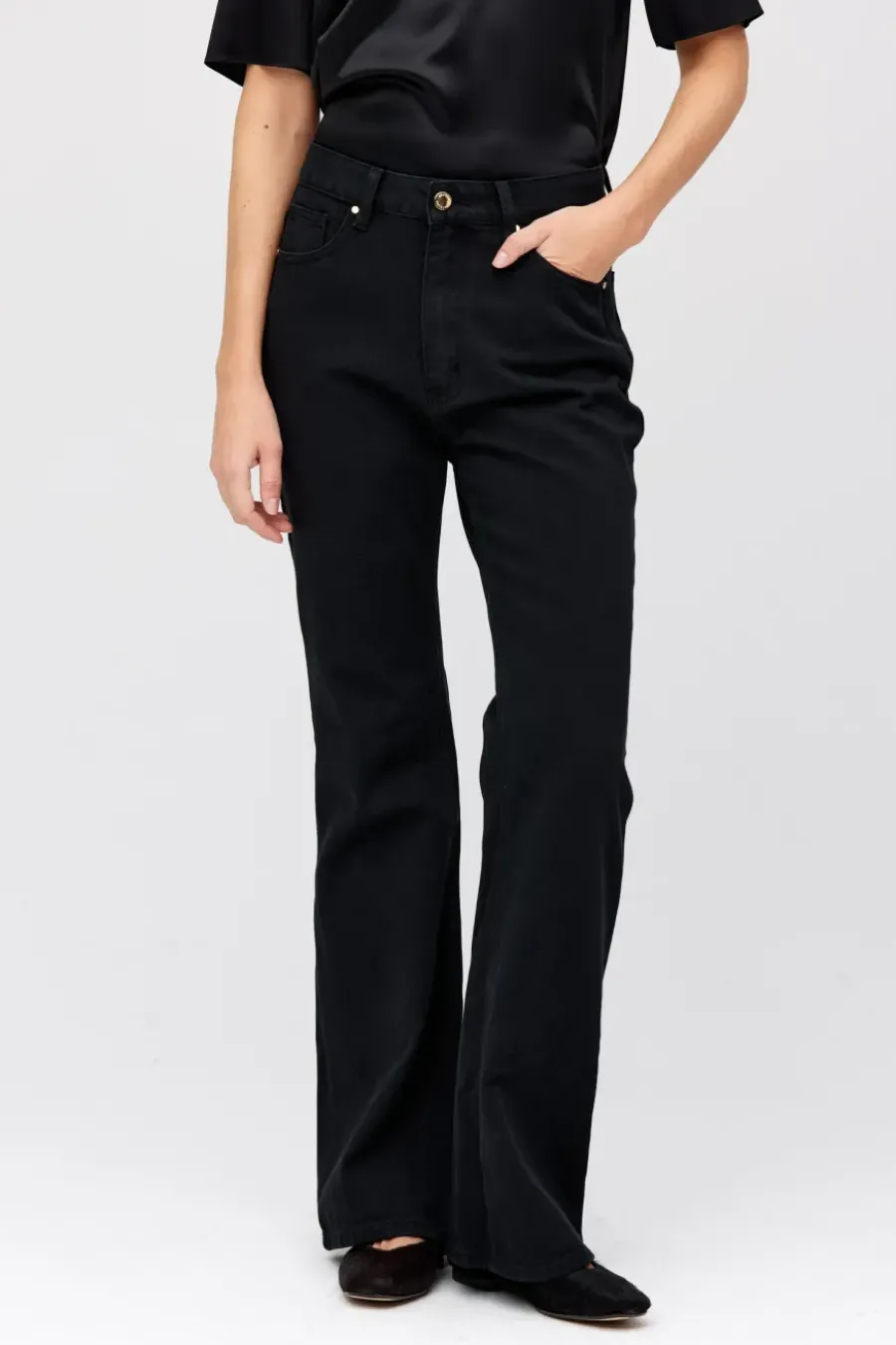 Czarne jeansy bootcut z wysokim stanem