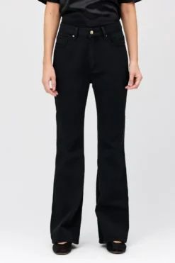 Czarne jeansy bootcut z wysokim stanem