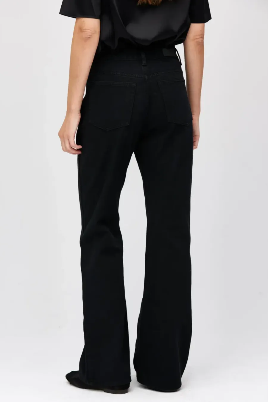Czarne jeansy bootcut z wysokim stanem