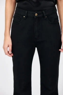 Czarne jeansy bootcut z wysokim stanem