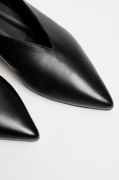 Czarne skórzane buty sling back
