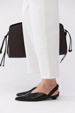 Czarne skórzane buty sling back