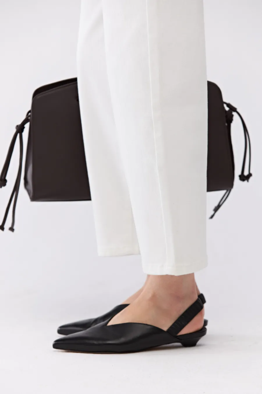 Czarne skórzane buty sling back