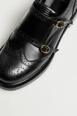 Czarne skórzane buty z klamrami
