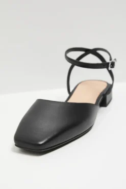 Czarne skórzane buty z zapięciem na kostce