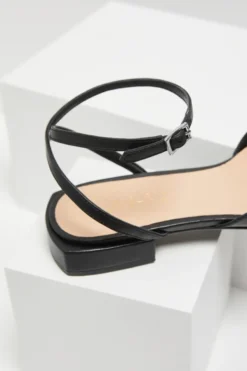 Czarne skórzane buty z zapięciem na kostce