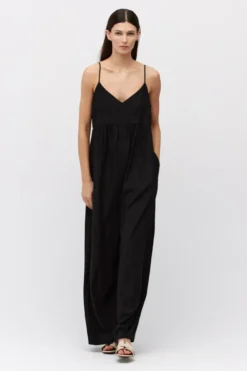 Czarny jedwabny kombinezon na ramiączkach