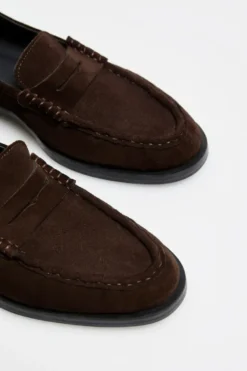 Czekoladowe loafersy ze skóry zamszowej