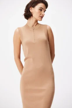 Dopasowana camelowa sukienka midi bez rękawów