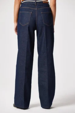 Granatowe szerokie spodnie jeans