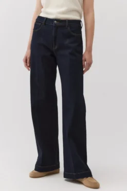Jeansy wide leg w kolorze ciemnego granatu