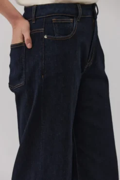 Jeansy wide leg w kolorze ciemnego granatu