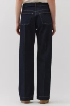 Jeansy wide leg w kolorze ciemnego granatu