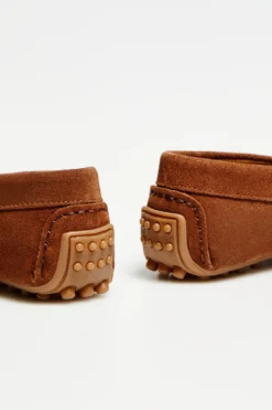 Koniakowe buty loafersy z zamszu z kokardą