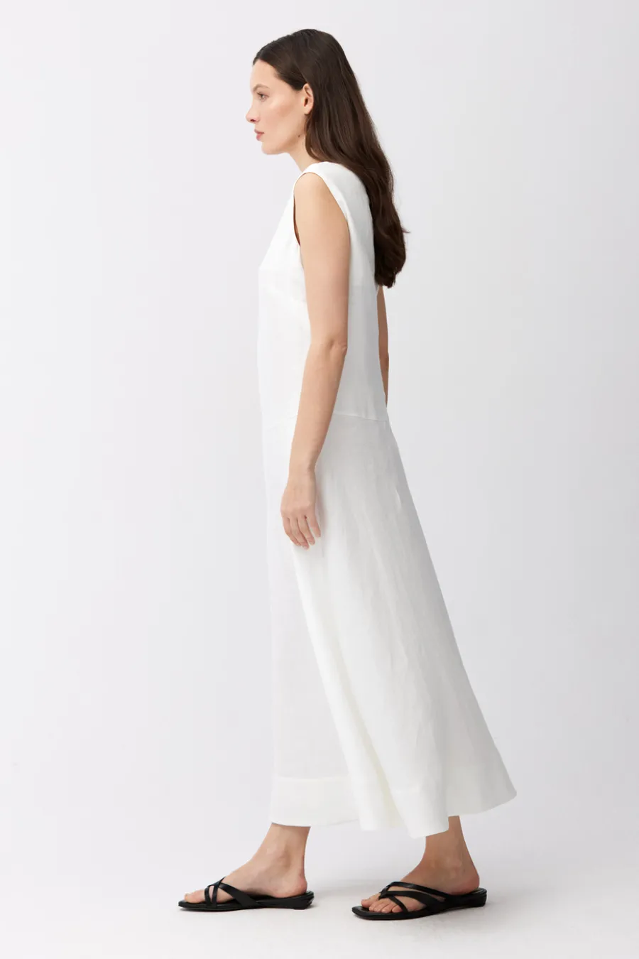 Lniana sukienka midi w kolorze off white