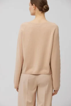 Sweter z kaszmiru w pudrowym różu