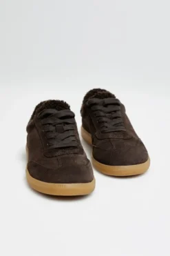 Zamszowe czekoladowe sneakersy z futerkiem