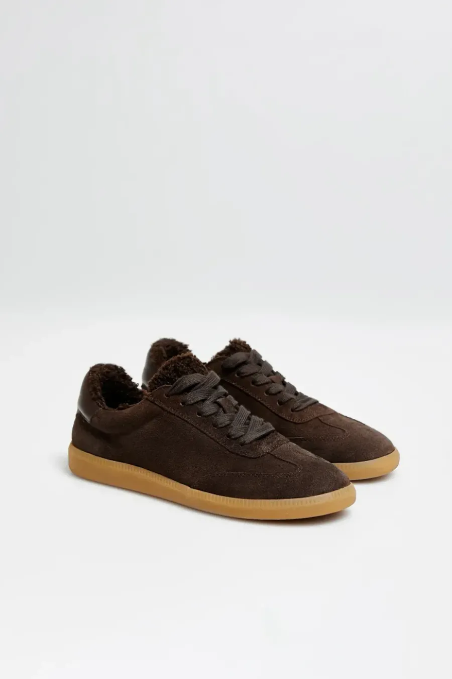 Zamszowe czekoladowe sneakersy z futerkiem