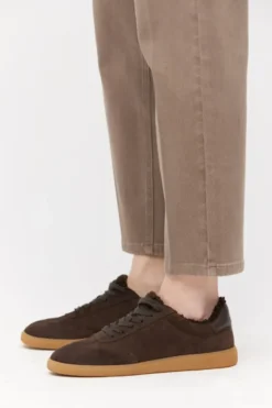 Zamszowe czekoladowe sneakersy z futerkiem