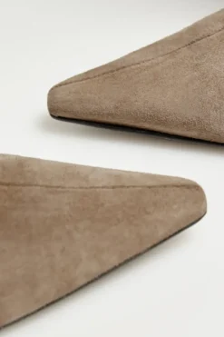 Zamszowe kozaki na średnim obcasie